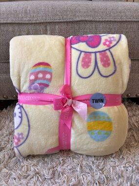 Hello Kitty Easter Spring Yellow Plush Throw Blanket Twin Size Brand New